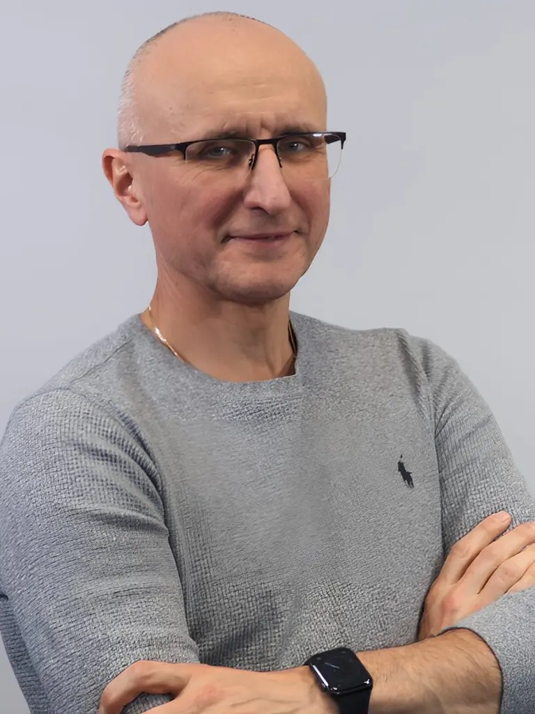 Zdjęcie dr hab. n. med. Marka Olakowskiego – doświadczonego gastrologa i chirurga z Katowic, wykonującego diagnostykę i leczenie chorób przewodu pokarmowego w Glivclinic.