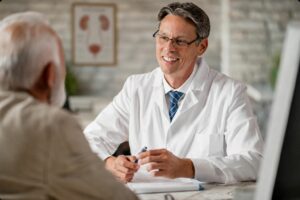 Konsultacja urologiczna z siwym mężczyzną