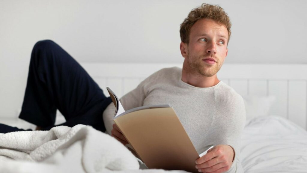 Mężczyzna w trakcie rekonwalescencji po wazektomii zapoznaje się z zaleceniami