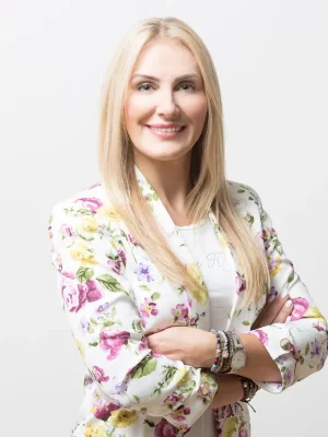 Zdjęcie mgr Justyny Soroki – psychologa i psychologa dziecięcego z Gliwic, prowadzącej terapię dzieci, młodzieży i dorosłych w Glivclinic.